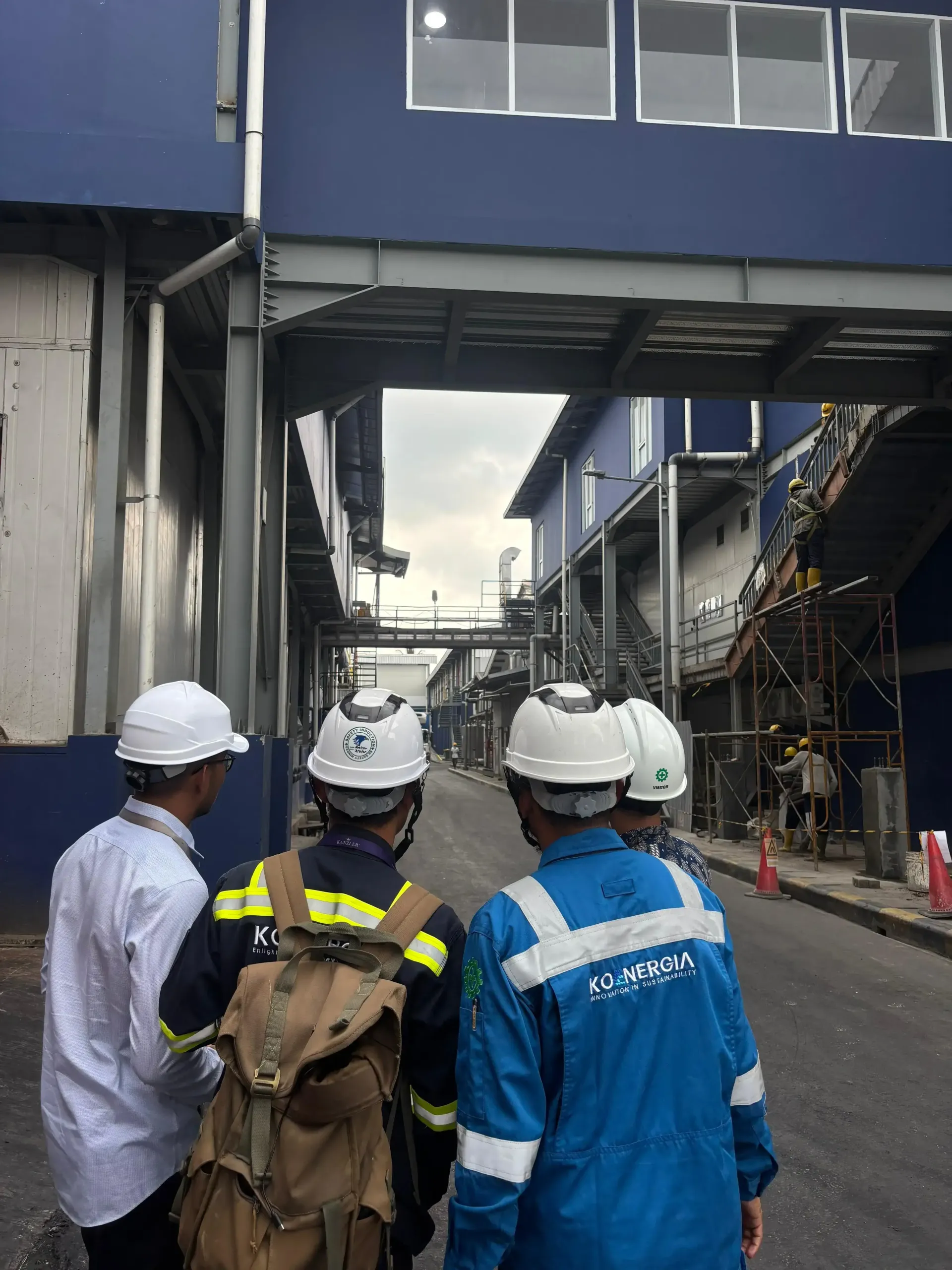 Instalasi panel surya atap oleh KOENERGIA