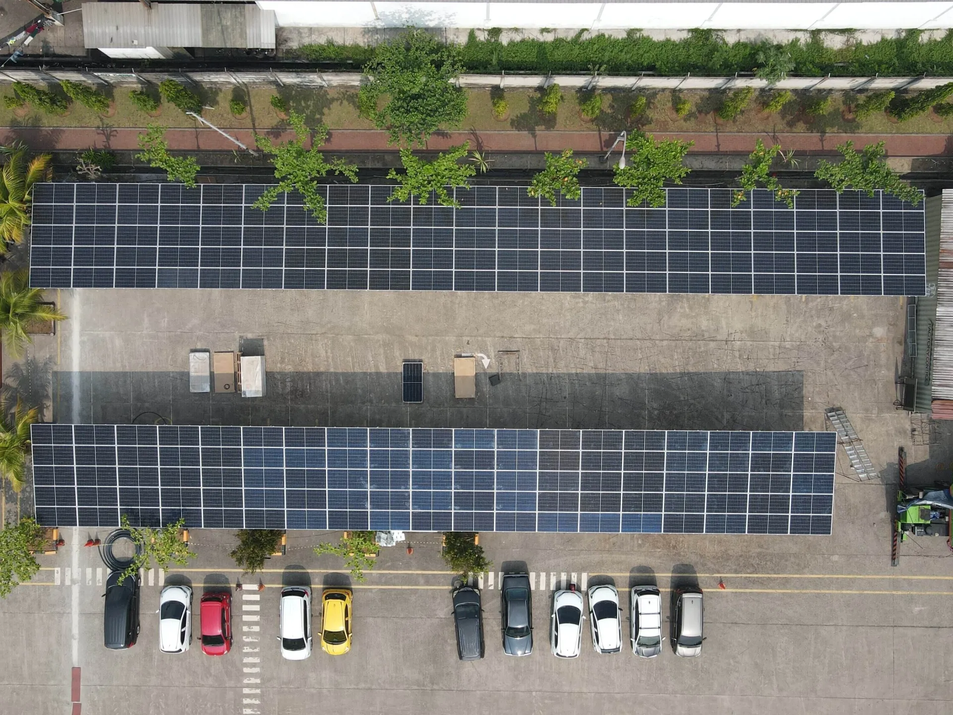 Instalasi solar carport (kanopi parkir panel surya) Solarcarport.id