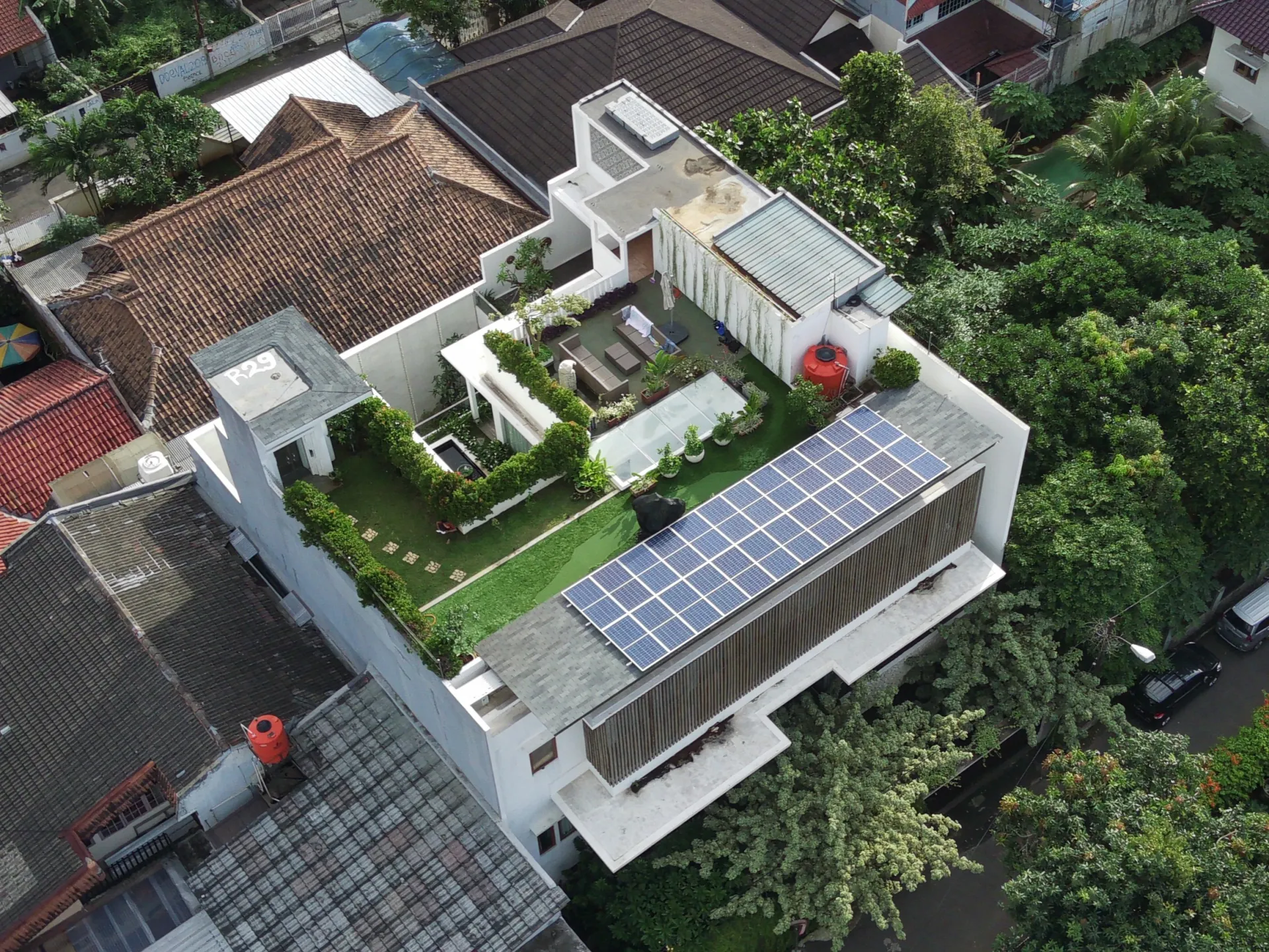 Pemasangan solar panel + baterai untuk rumah residensial (Solarhome.id)
